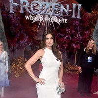 Sedangkan sang Queen Elsa, Idina Menzel, memilih gaun putih dengan aksen manik-manik cantik. Busana keluaran Ganzal tersebut sukses membuatnya penampilan menawan sekaligus elegan. Foto: Getty Images