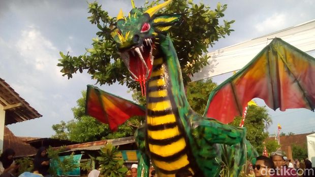 Meriahnya Berebut Berkah dari Festival Ampyang Maulid di Kudus