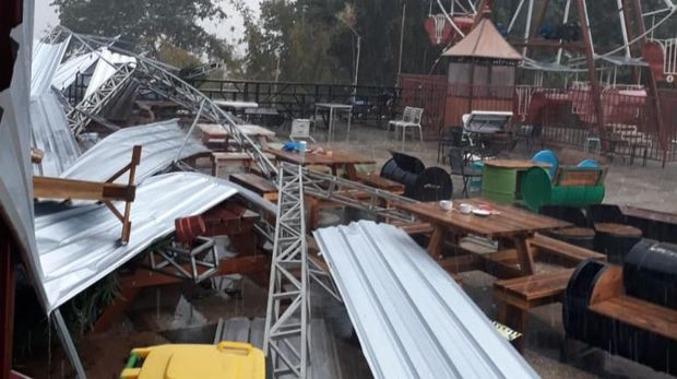 Wisata Pintu Langit Diterjang Angin Kencang, Atap Ambruk Timpa 4 Pengunjung
