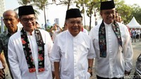 Gubernur DKI Jakarta Anies Baswedan dan Wakil Presiden Indonesia ke-10 dan ke-12 Jusuf Kalla hadiri acara pemancangan tiang pertama (groundbreaking) pembangunan Masjid Apung Ancol, Jakarta, Sabtu (9/11/2019).