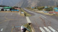Tenzing-Hillary Airport - Nepal. Tenzing-Hillary Airport merupakan bandara yang terkenal dengan bandra terekstrem di dunia. Bandara ini digunakan untuk mengantarkan para pendaki ke pos pertama Gunung Everest. Bandara ini hanya bisa digunakan untuk pesawat kecil dan helikopter. Istimewa/Dok. Medium.