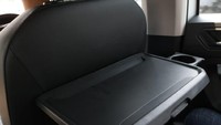 Pada baris kedua VW Tiguan Allspace juga menawarkan fitur meja dan cup holder yang sangat fungsional. Bahkan jika dimiringkan, meja portable ini bisa juga digunakan sebagai dudukan untuk tablet maupun laptop kecil. Foto: Luthfi Anshori