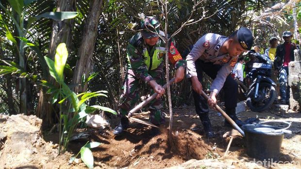Atasi Krisis Air, TNI-Polri Tanam 8.000 Pohon di Gunung Sawal Ciamis