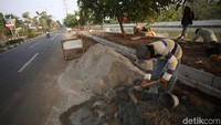 Sejumlah pekerja tengah menyelesaikan pembangunan trotoar di Jalan Chairil Anwar, Kota Bekasi, Jawa Barat, Sabtu (9/11/2019).