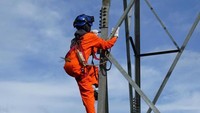 Dalam melakukan pekerjaan yang penuh resiko ini ternyata PLN mempunyai tim yang keseluruhannya adalah wanita, tim ini dinamakan Tim Srikandi. Untuk di Banda Aceh tim Srikandi tergabung dalam Unit Pelayanan Transmisi (UPT) Banda Aceh. Istimewa/Dok. PLN.