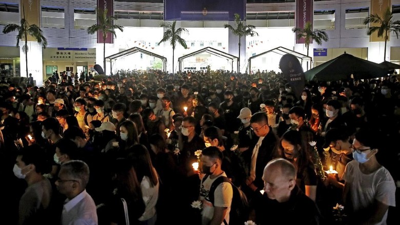 Ribuan Orang Doakan Mahasiswa Hong Kong yang Tewas Saat Bentrokan Ribuan Orang Doakan Mahasiswa Hong Kong yang Tewas Saat Bentrokan