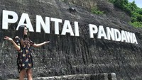Posenya berlibur di Pantai Pandawa, Bali. (nellakharisma/Instagram)