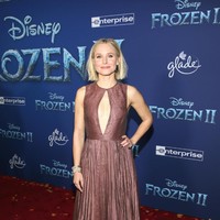 Pemain Frozen Kristen Bell tentu datang di premier film ini. Wanita yang memerankan Princess Anna tersebut tampil anggun dengan sentuhan seksi mengenakan gaun cokelat berdetail cutout di dada. Foto: Getty Images