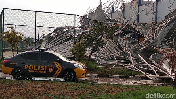 Atap Stadion Bola di SOR Arcamanik Ambruk Diterjang Hujan Angin