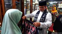 Datangi Acara Maulid, Anies Sekalian Belanja Batik Betawi