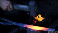 Enen mengatakan, meski sudah banyak beredar alat pertanian dari luar negeri, pihaknya tak takut kehilangan pelanggan, karena pelanggannya merupakan orang-orang yang sudah setia menggunakan alat pertanian yang dibuat olehnya. Bahkan, permintaannya pun banyak.