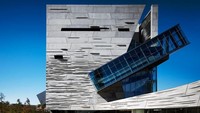 Museum Perot. Bangunan yang terletak di Dallas, Amerika Serikat ini diselubungi panel beton bertekstur dan terdiri dari lima lantai kubus. Satu sudut sengaja dibuat retak sehingga membuat bangunan terlihat dramatis. Istimewa/Dok. architecturaldigest.