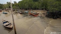 Sebelum listrik mengalir selama 24 jam di kawasan tersebut, para nelayan kerap memenuhi kebutuhan untuk melaut dengan menggunakan mesin diesel yang biaya pengoperasiannya cukup mahal.