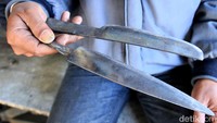 Cangkul hasil buatan Enen dibanderol seharga Rp 125 ribu, sedangkan sabit dijual dengan harga Rp 75 ribu. Sementara untuk golok Enen menjualnya dengan harga yang bervariasi mulai dari Rp 25 ribu hingga Rp 50 ribu.