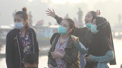 Potret Warga Kalimantan Selatan Beraktivitas di Tengah Kabut Asap