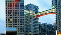 Linked Hybrid. Bangunan yang terletak di Beijing ini terdiri dari delapan menara yang terhubung. Masing-masing lorong jembatan terbuat dari kaca sehingga terbuka dan mengantar pejalan kaki ke rangkaian tempat seperti taman, toko, restoran, dan sekolah. Istimewa/Dok. architecturaldigest.