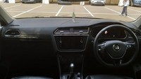 Pertama kali masuk ke kabin VW Tiguan Allspace, kesan mewah langsung terasa. Mobil ini menggunakan material kulit untuk melapis joknya. Pada jok pengemudi, ketinggian dan kemiringan jok bisa diatur melalui tombol elektrik. Tersedia juga fitur memori untuk menyimpan setingan jok pengemudi. Foto: Luthfi Anshori