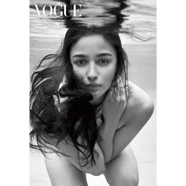 Pemotretan Alia di bawah air ini pun mendapat pujian dari netizen yang kagum atas kecantikannya. Namun, tak sedikit dari mereka mengkritik. Pose Alia ini dianggap netizen aneh. Foto: Instagram @vogueindia