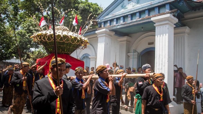 Keraton Kasunanan Surakarta Hadiningrat di Solo gelar perayaan Grebeg Sekaten 2019. Warga pun antusias berebut gunungan yang berisi makanan di kirab tersebut.