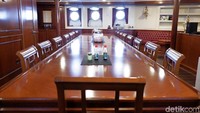 Kedatangan KRI Bima Suci ini mendapatkan antusias dari warga yang kebanyakan pelajar Banyuwangi. Terlebih mereka dipersiapkan untuk naik ke dek kapal dan melihat keindahan tatanan kapal yang serba kayu ini. Tak jarang, mereka mengabadikan momen tersebut.