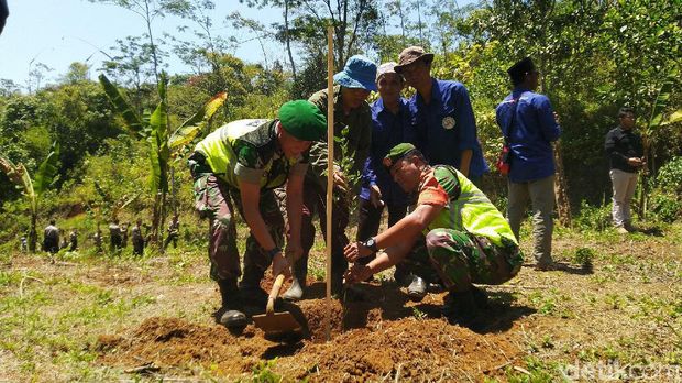 Atasi Krisis Air, TNI-Polri Tanam 8.000 Pohon di Gunung Sawal Ciamis
