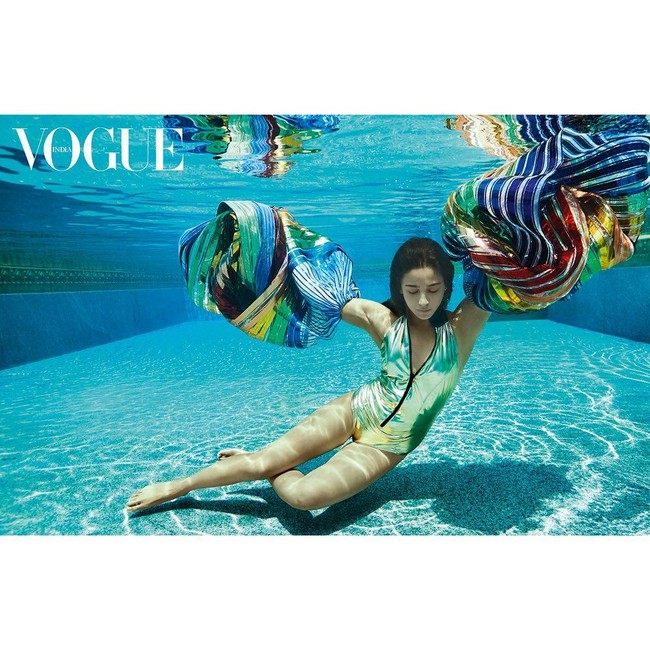 Pemberikan cek kepada supirnya, Sunil, dan ART yang bernama Anmol sebagai ungkapan rasa terima kasih karena sudah menemani hari-harinya enam tahun lamanya. Foto: Instagram @vogueindia