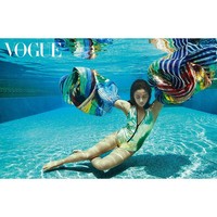 Pemberikan cek kepada supirnya, Sunil, dan ART yang bernama Anmol sebagai ungkapan rasa terima kasih karena sudah menemani hari-harinya enam tahun lamanya. Foto: Instagram @vogueindia