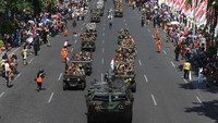 Sejumlah kendaraan yang mengangkut prajurit veteran nampak melintas di Jalanan Surabaya saat mengikuti Parade Surabaya Juang untuk menyambut Hari Pahlawan.