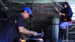 Pandai Besi Majalaya Bertahan dari Gempuran Produk Impor