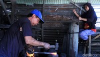Ia juga mengungkapkan, ia merupakan keturunan ke tiga yang memiliki bakat menjadi pandai besi. Bakat pandai besi yang ia punya berasal dari kakek dan ayahnya. Karena usianya sudah tua, bakat pandai besi kini diturunkan kepada anaknya Dodo Junaedi.