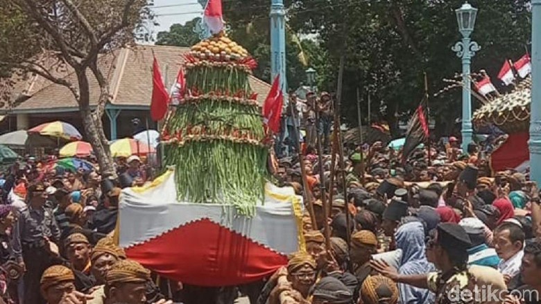 Grebeg Mulud, Keraton Surakarta Bagikan 2 Pasang Gunungan Nasi Grebeg Mulud, Keraton Surakarta Bagikan 2 Pasang Gunungan Nasi