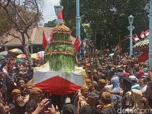 Grebeg Mulud, Keraton Surakarta Bagikan 2 Pasang Gunungan Nasi