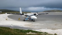 Barra Airport - Skotlandia. Barra Airport ini berlokasi di pulau terpencil Barra, pulau terluar Skotlandia. Bandara ini merupakan satu-satunya di dunia yang memiliki landasan pacu yang tertutup air ketika air pasang. Istimewa/Dok. Medium.