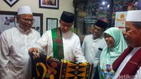 Datangi Acara Maulid, Anies Sekalian Belanja Batik Betawi