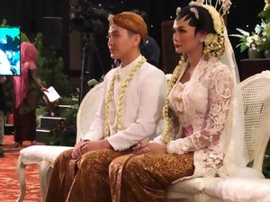 Si Bungsu Akhirnya Nikah, Krisdayanti dan Yuni Shara Lega