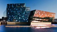 Ruang Konser dan Pusat Konferensi HARPA. Arsitektur Henning Larsen berhasil membuat desain bangunan yang memikat penduduk Islandia. Di malam hari, strip eksterior LED diaktifkan sehingga menjadi bangunan cantik yang berkilauan. Istimewa/Dok. architecturaldigest.