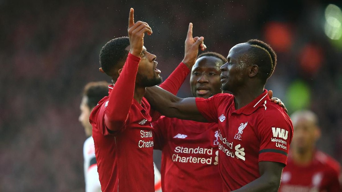 Georginio Wijnaldum (Liverpool) mempertanyakan tudingan diving terhadap rekan setimnya, Sadio Mane. (Foto: Alex Livesey / Getty Images)