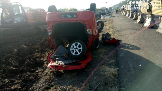 Sopir Mengantuk, Sebuah LCGC Tabrak Barrier Lalu Terbalik