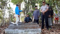 Polisi turun tangan mencari fakta terkait kejadian puluhan makam di TPU Pakemitan, Desa Pakemitan, Kecamatan Cikatomas, Kabupaten Tasikmalaya, Jawa Barat, yang tergali secara misterius.