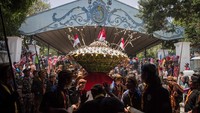 Abdi dalem Keraton Kasunanan Surakarta Hadiningrat mengarak gunungan menuju Masjid Agung dalam puncak acara Sekaten, Grebeg Mulud di Solo. Dua pasang gunungan yang berisi bahan makanan dikirab dari Keraton Kasunanan Surakarta menuju Masjid Agung Surakarta. Gunungan tiba di halaman masjid sekitar pukul 10.45 WIB.