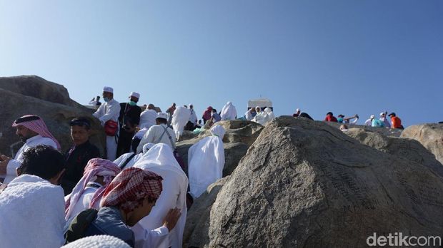 Padatnya jemaah yang ingin naik ke bukit Foto: Kanavino Ahmad Rizqo/detikcom