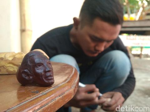 Pria di Cirebon Sulap Limbah Kayu Jadi Cincin Jokowi dan Gus Dur