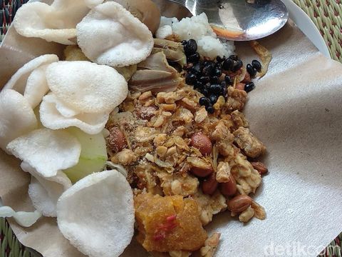 Nikmatnya Makan Sego Gurih Diiringi Gamelan Sekaten 