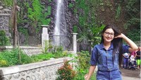 Nella juga pernah mengabadikan momennya di Air Terjun Sedudo, Nganjuk, Jatim. (nellakharisma/Instagram)