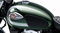 Kawasaki W800 baru tersedia dalam 1 warna, yaitu Metallic Dark Green, dengan harga Rp 285.000.000. Motor ini akan memulai pengiriman ke diler-diler per tanggal 18 November 2019. Istimewa/Dok. Kawasaki.