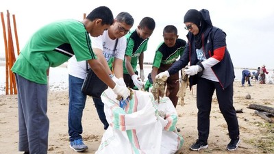 Bukti Nyata Peduli Lingkungan Bersihkan Pantai