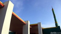Masjid yang didominasi warna hijau di bagian depannya ini menjadi salah satu landmark Kota Tanjung Balai Karimun (Meral).