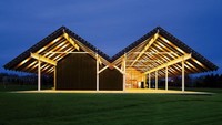 Museum Seni Parrish. Tampak luar, bangunan ini berbentuk lumbung dengan konsep tradisional. Tapi di dalamnya, bangunan ini berstruktur beton yang diselimuti dengan langit-langit berbahan kayu alami. Istimewa/Dok. architecturaldigest.