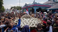 Ratusan warga nampak berebut gunungan berisi nasi dalam puncak acara Sekaten, Grebeg Mulud di halaman Masjid Agung Surakarta, Sabtu (9/11/2019).