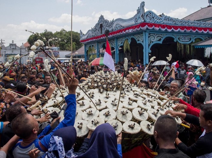 Keraton Kasunanan Surakarta Hadiningrat di Solo gelar perayaan Grebeg Sekaten 2019. Warga pun antusias berebut gunungan yang berisi makanan di kirab tersebut.